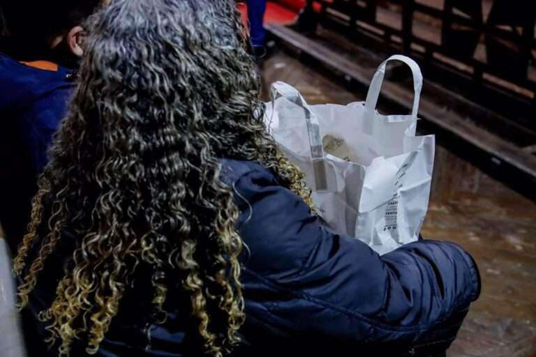 El Gobierno pone a disposición de las CCAA las tarjetas monedero para iniciar su reparto entre familias vulnerables