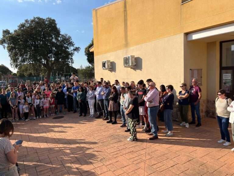 Caluroso apoyo a la familia y minuto de silencio en la urbanización de Chiloeches donde residían los fallecidos