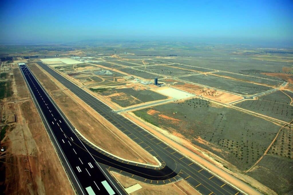 Trabajan en la extinción de un incendio originado en la cola de un Airbus 330 en el aeropuerto de Ciudad Real