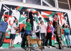Pintan en el Campus de Cuenca un Guernica con los colores de Palestina coincidiendo con la efeméride del bombardeo