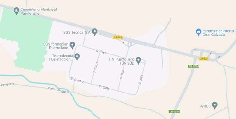 Los bomberos sofocan un incendio en un camión que transportaba mercancías peligrosas en Puertollano