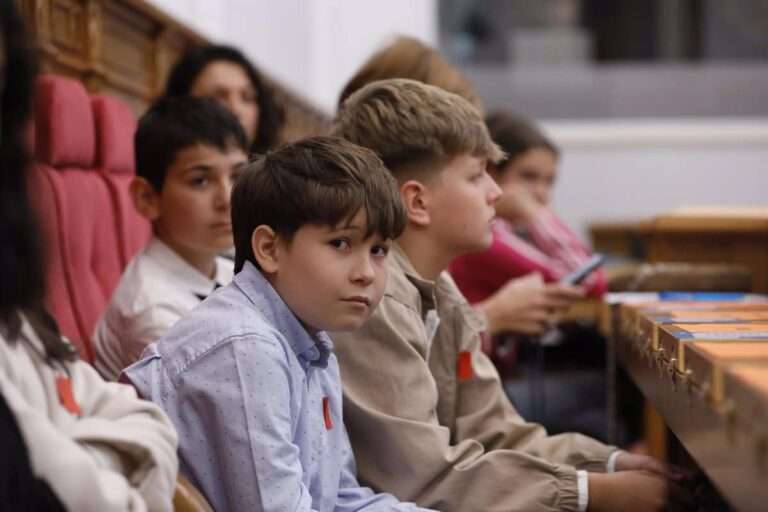 Los niños toman la palabra y piden en las Cortes que se implante en los colegios la asignatura de educación emocional