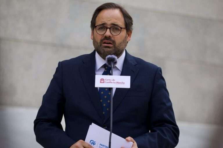 Núñez critica que Page se dedique a "blanquear el teatro lamentable" de Sánchez