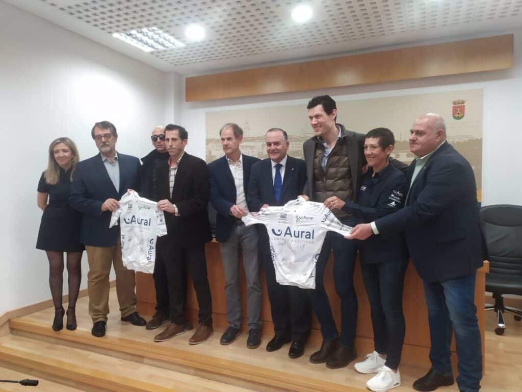 Silvia González y Abel Antón presentan en Talavera su maillot para la Titan Desert de Marruecos