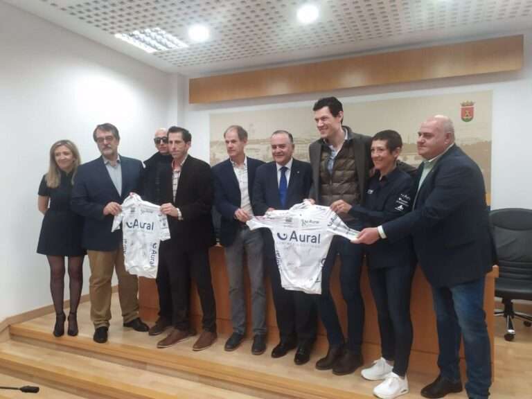 Silvia González y Abel Antón presentan en Talavera su maillot para la Titan Desert de Marruecos