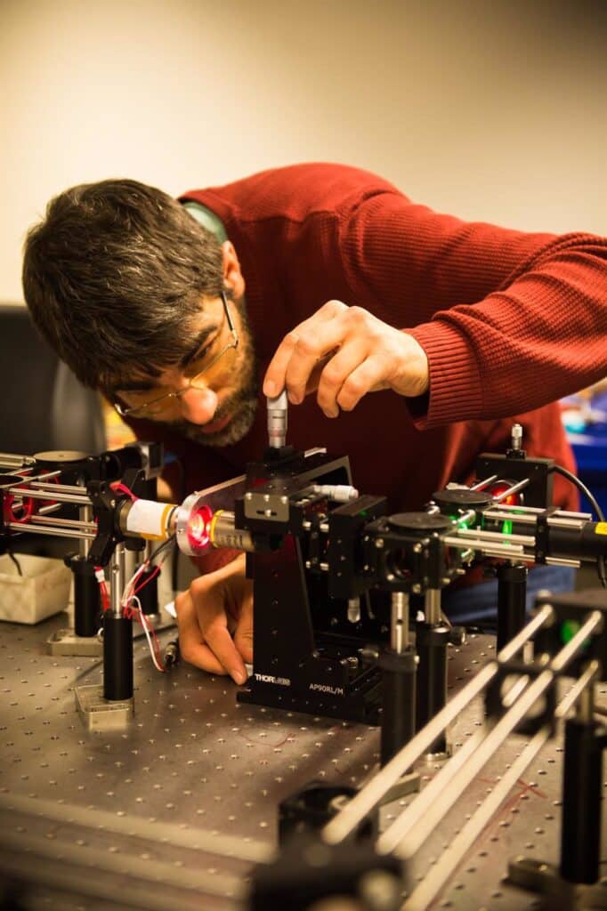 Un talavareno investiga la importancia del ruido en sistemas microscópicos en la Universidad de Gante