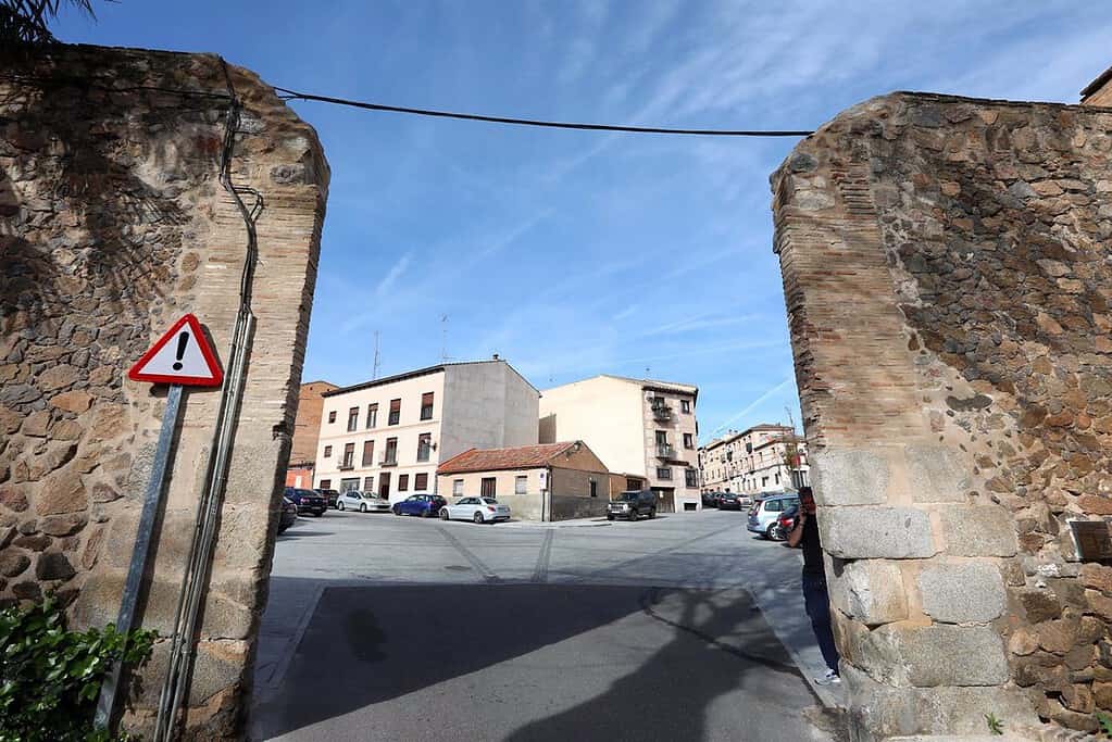 Velázquez visita la Puerta del Vado tras actuar de urgencia el Ayuntamiento de Toledo para garantizar la seguridad