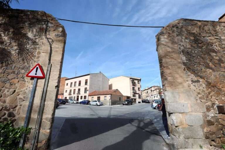 Velázquez visita la Puerta del Vado tras actuar de urgencia el Ayuntamiento de Toledo para garantizar la seguridad