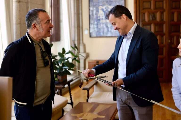 Velázquez garantiza su apoyo a los artesanos toledanos, que "protegen la herencia patrimonial en la ciudad"