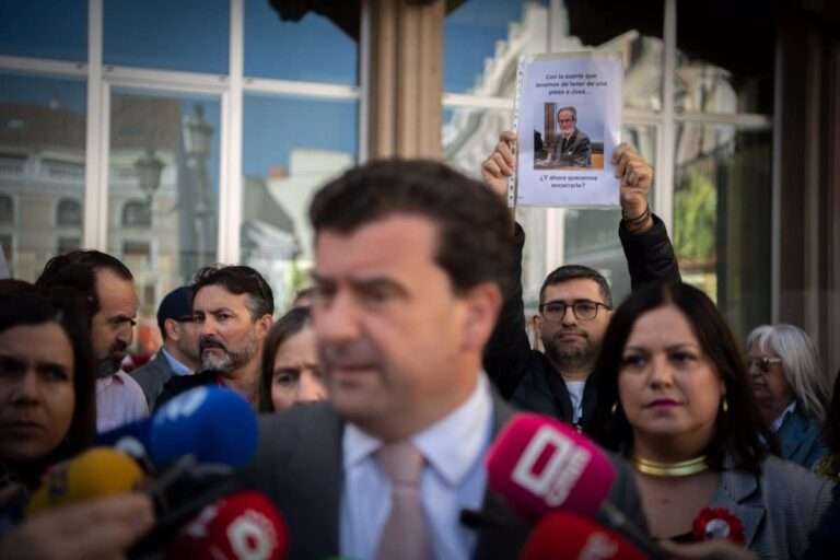 Vox pide que la "gente de bien" pueda defender su propiedad privada y carga contra la regularización de la inmigración