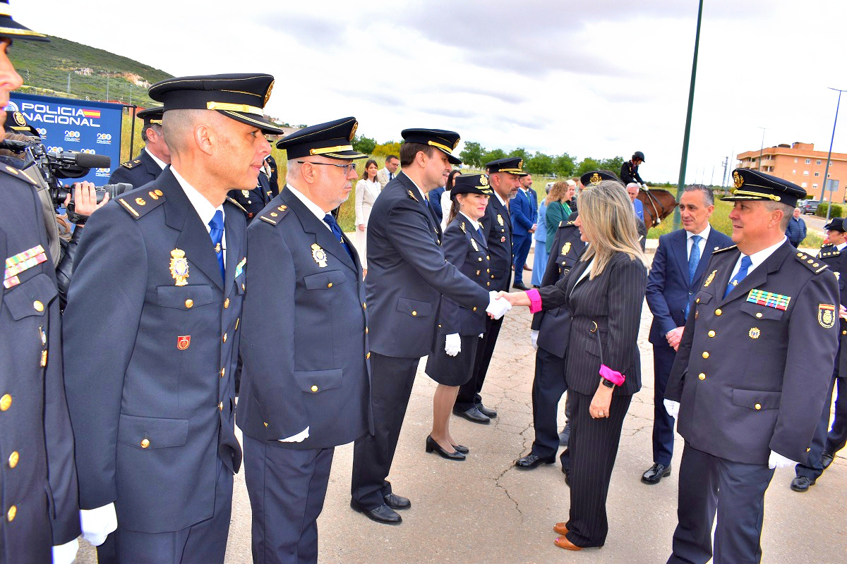 Monumento en Puertollano: un tributo de gratitud y respeto a la Policía Nacional 3