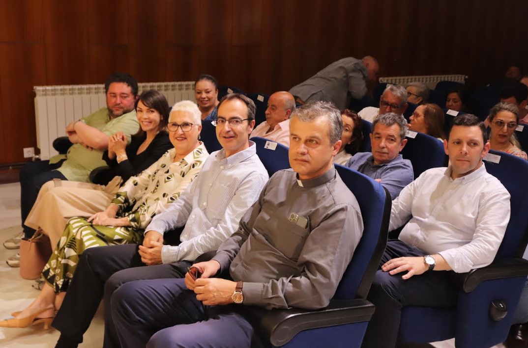 La Cofradía del Niño Jesús dona libros que relatan su historia al Ayuntamiento de Puertollano y al Arcipreste local 4