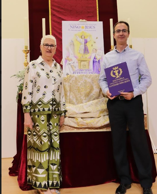 La Cofradía del Niño Jesús dona libros que relatan su historia al Ayuntamiento de Puertollano y al Arcipreste local 3