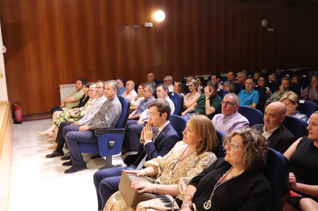 La Cofradía del Niño Jesús dona libros que relatan su historia al Ayuntamiento de Puertollano y al Arcipreste local 2