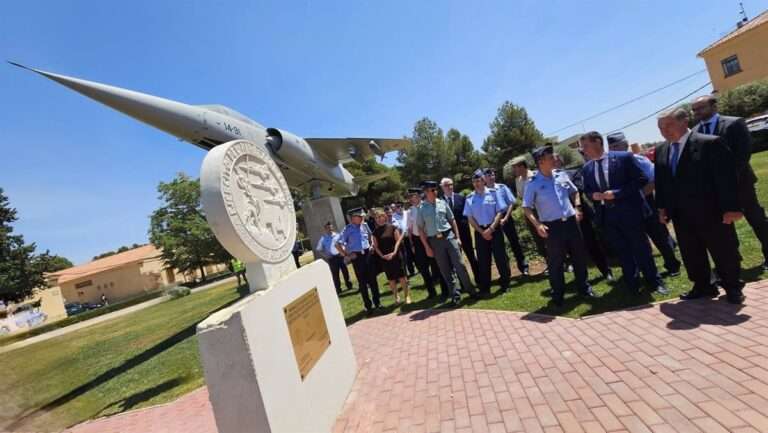 La Base Aérea de Albacete celebra un izado de bandera e inaugura un monolito para conmemorar los 50 años del Ala 14