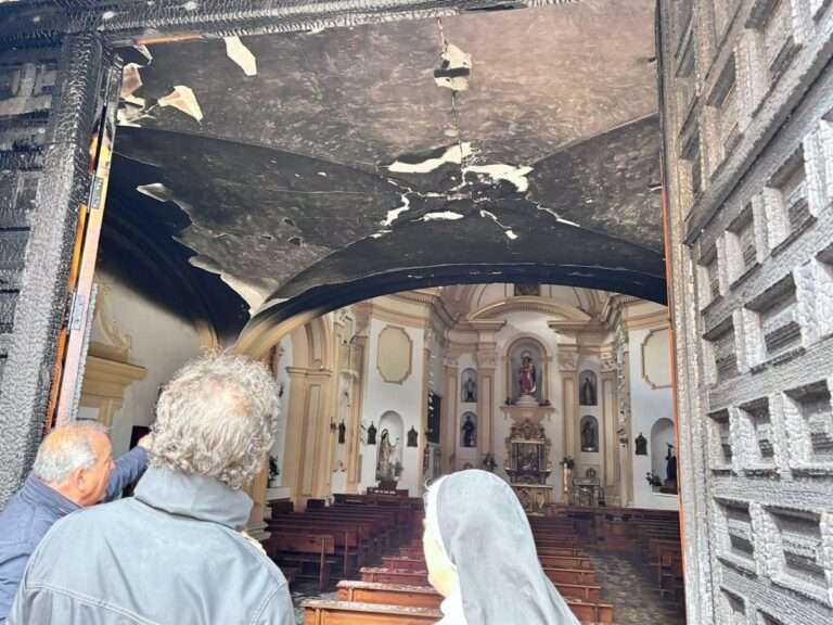 Bomberos Cuenca apuntalan la portada y evacúan el humo del convento de Concepcionistas afectado por el fuego