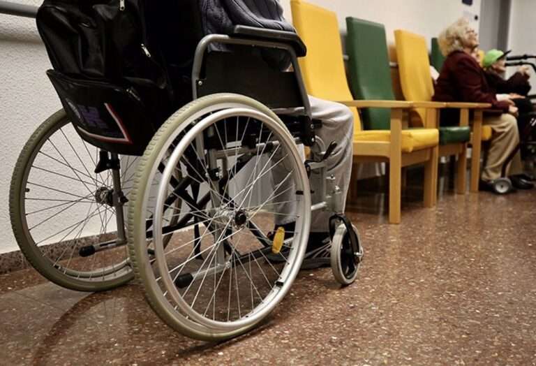 C-LM licita por 9,7 millones el contrato que cubrirá la compra de de 5.000 productos de apoyo para 3.300 dependientes