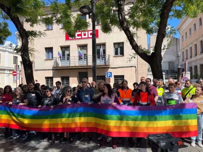CCOO llevará a la Fiscalía la quema de la bandera LGTBI de su balcón por considerarlo un delito de odio