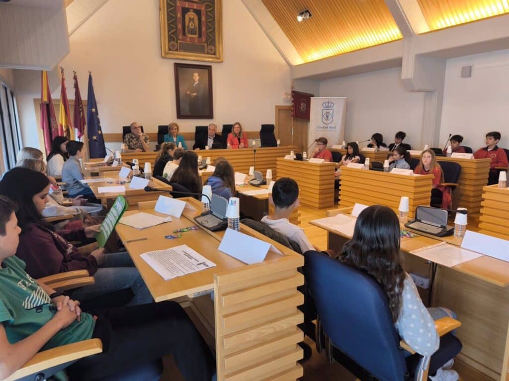 Cañizares reconoce la labor de los "concejales" salientes del Pleno Escolar de Ciudad Real