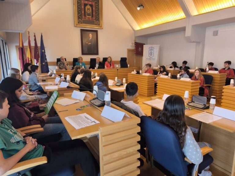 Cañizares reconoce la labor de los "concejales" salientes del Pleno Escolar de Ciudad Real
