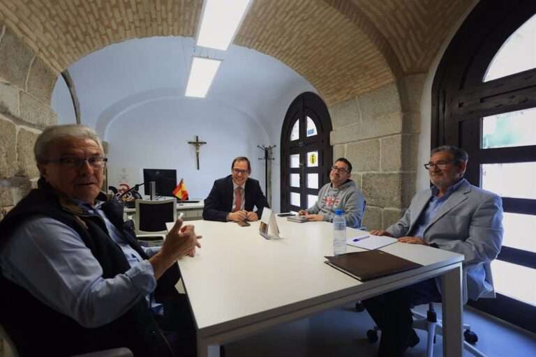 El edil de Educación se compromete a que asociación de la Escuela de Aprendices de la Fábrica de Armas recupere su sede