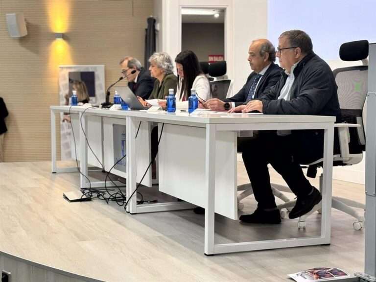 La consejera de Bienestar Social, abierta a negociar con las empresas la financiación de las residencias privadas