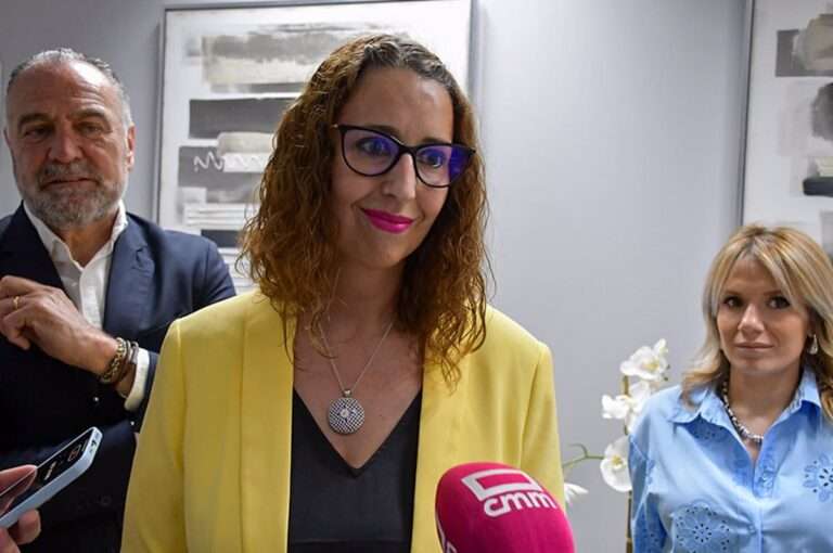 La consejera de Igualdad condena la quema de una bandera LGTBI en la sede de CCOO de Guadalajara