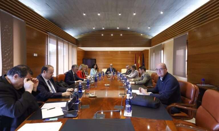 Regadíos, sanidad, infancia y gestión financiera, a debate este jueves en el pleno de las Cortes de C-LM