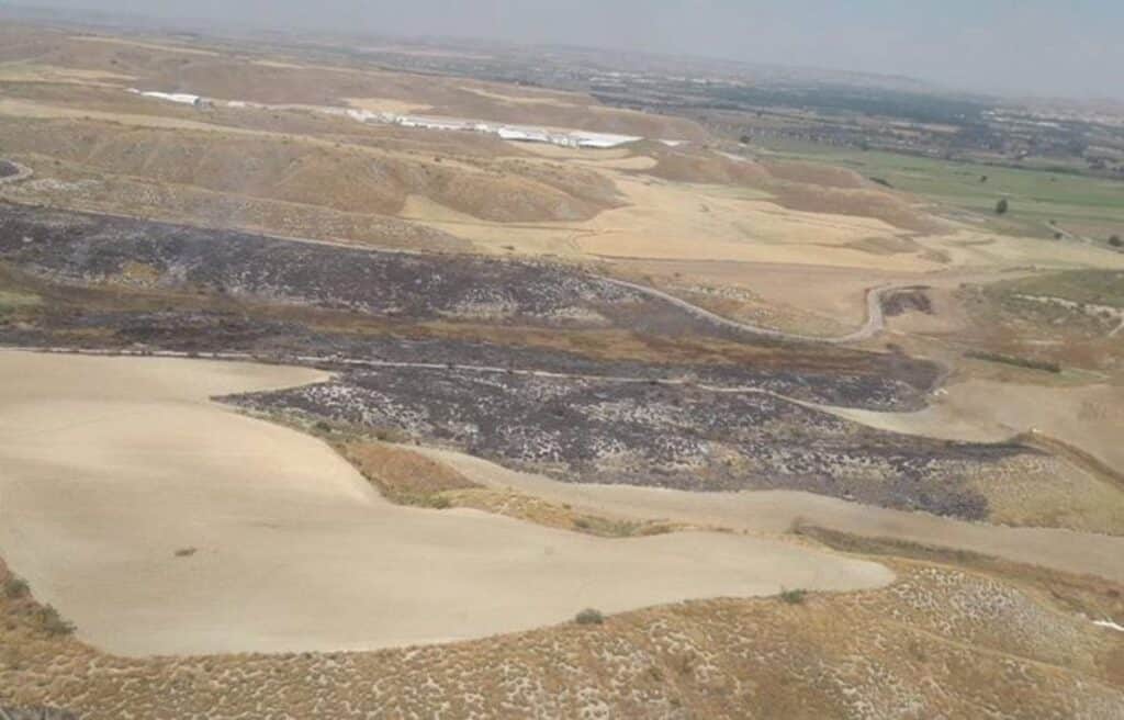 Distintos medios participan en la extinción de un fuego en Borox (Toledo) que ha quemado ya diez hectáreas