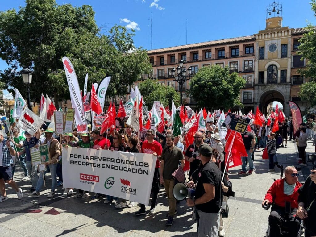 Profesores de CLM salen a la calle en Toledo para reclamar revertir los recortes: "No pararemos hasta que lo consigamos"