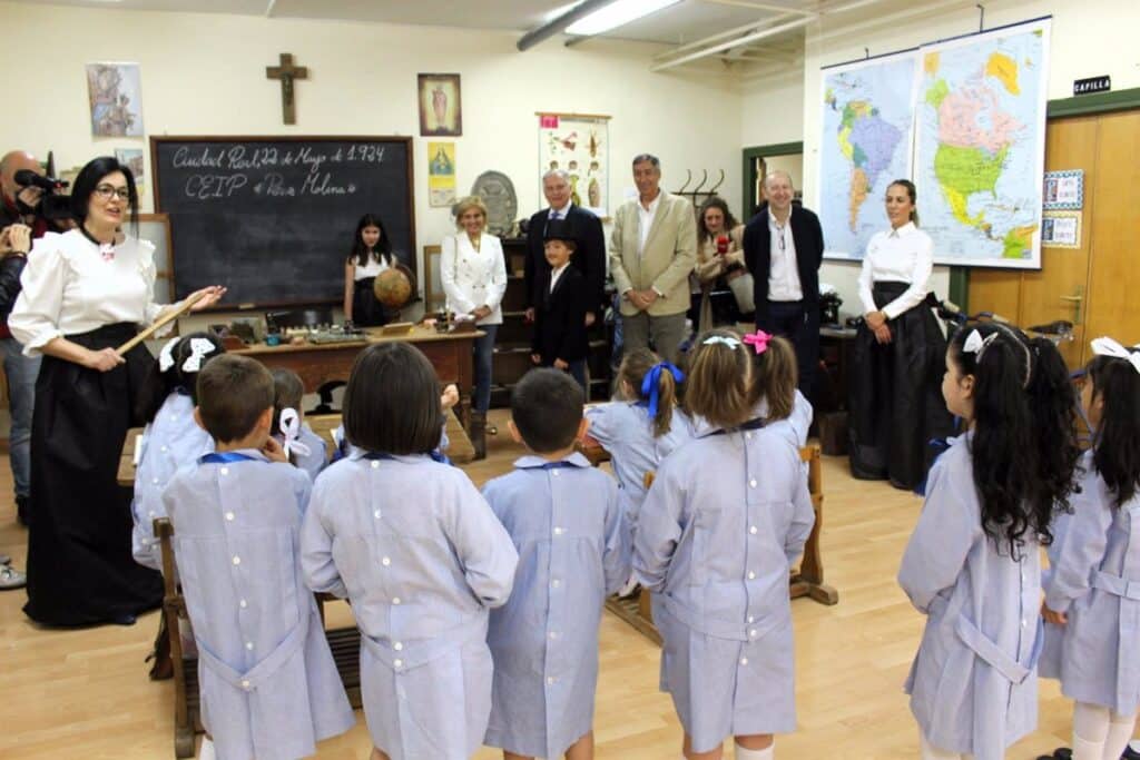 El CEIP Pérez Molina de Ciudad Real sigue celebrando su centenario con una exposición fotográfica y un aula del pasado