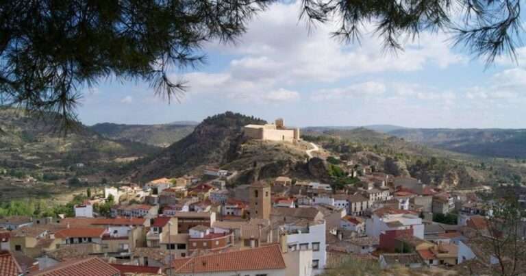 El personal de los ayuntamientos conquenses de Tinajas, Valverde del Júcar y Enguídanos firman sus convenios colectivos
