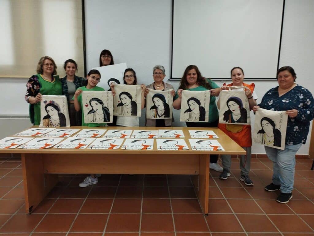 Estudiantes de la Escuela de Arte Cruz Novillo visibilizan a las mujeres del callejero de Cuenca con una exposición
