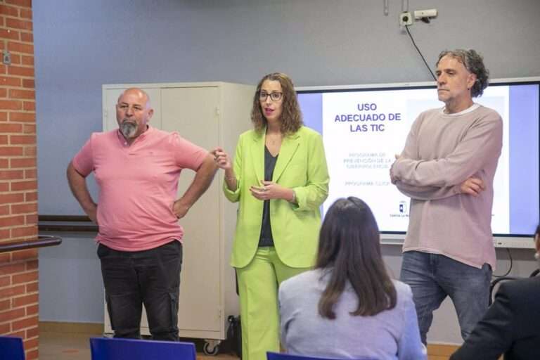 Las familias, aliadas imprescindibles para detectar y frenar la ciberviolencia entre los adolescentes