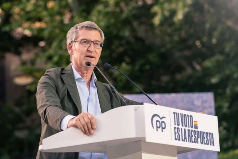 Feijóo carga contra Vox por atacar al PP y dice que Sánchez estará "encantado" porque busca el "divide y vencerás"