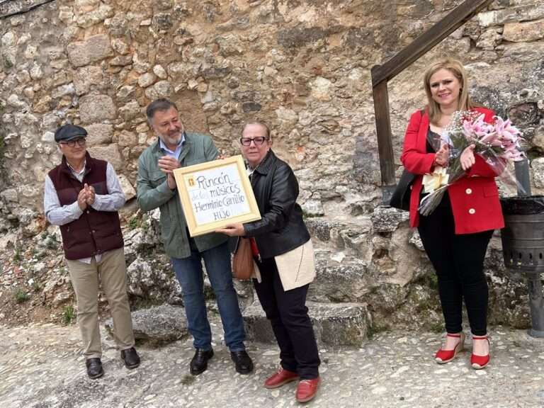 Los músicos Herminio Carrillo e hijo ya tienen su 'rincón' en Cuenca junto a San Miguel, allí donde solían ensayar