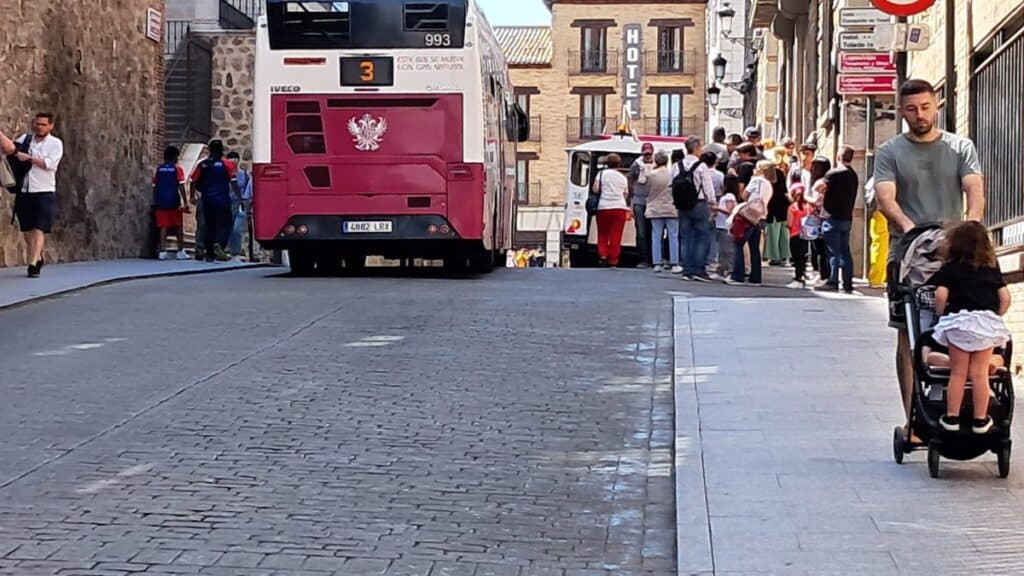 IU-Podemos exige el traslado de la parada del bus y el tren turístico a la fachada sur del Alcázar de Toledo