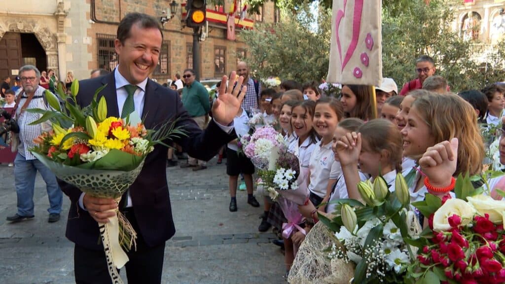 Un millar de niños participan en la ofrenda floral del Corpus de Toledo, prólogo de la procesión de este jueves