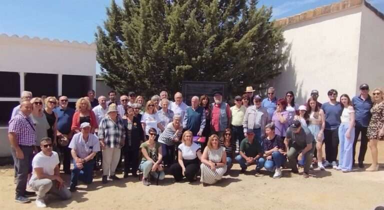 Inaugurado el monolito en memoria de las 48 víctimas de la 'Fosa de Pajaroncillo'
