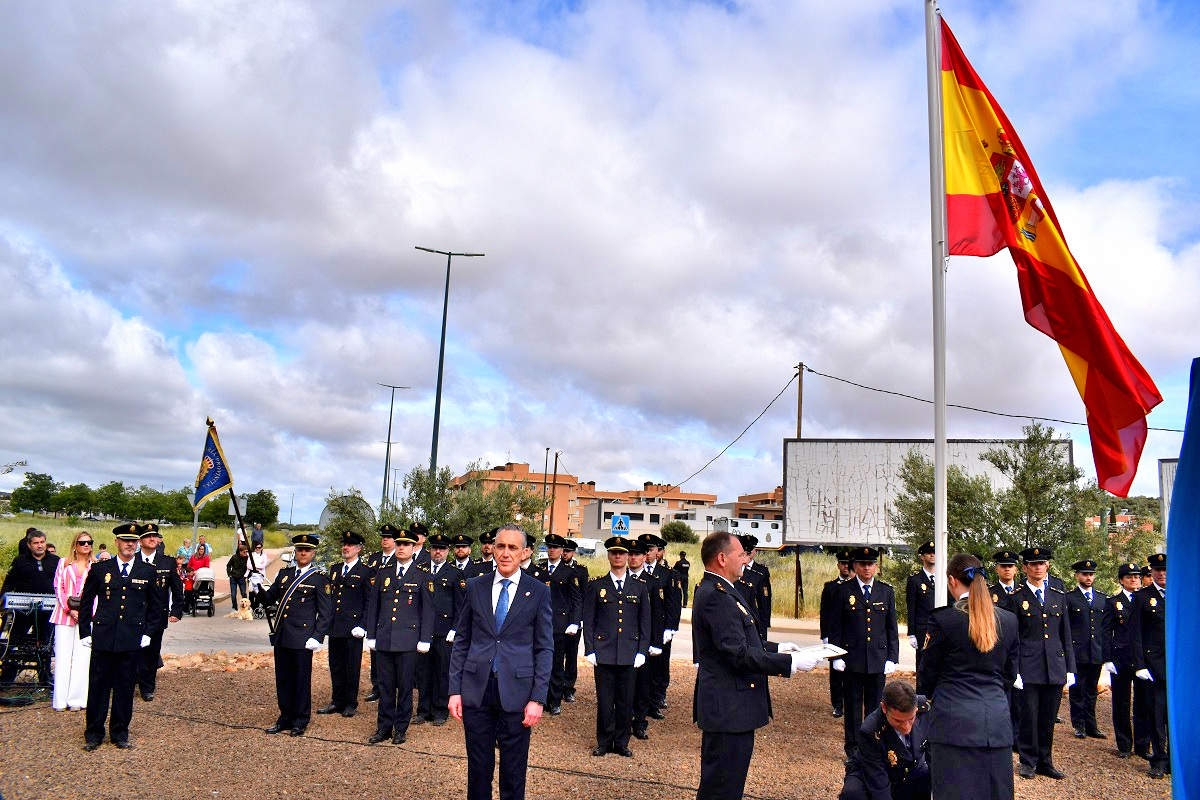 Monumento en Puertollano: un tributo de gratitud y respeto a la Policía Nacional 2