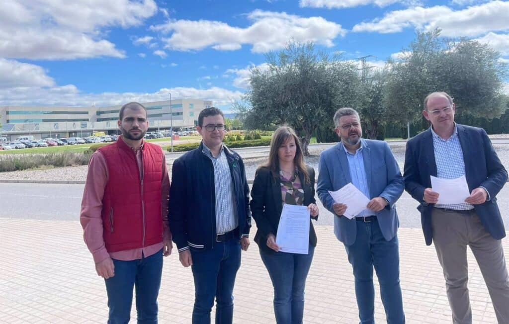 PP alerta del cierre de la Unidad de Críticos del hospital de Almansa presentando iniciativas en ayuntamientos y Cortes
