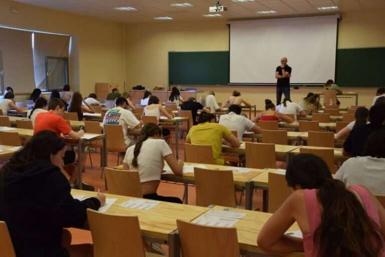 Pastor tranquiliza al alumnado de cara a la EvAU: "Es asumible y supone el 40% de la nota de acceso a la universidad"