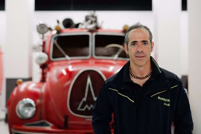 Pedro Cifuentes, 25 años salvando vidas como bombero para abrirse los cielos de todo el mundo a golpe de mosquetón