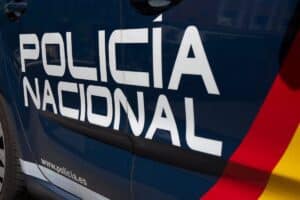 El policía nacional fuera de servicio agredido por varias personas en Talavera se encuentra hospitalizado