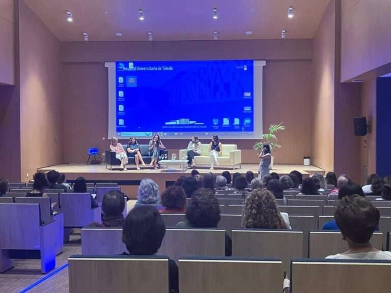 Profesionales sanitarias de Toledo destierran en una jornada el "tabú" de la menopausia, que "no es menos ni es pausa"