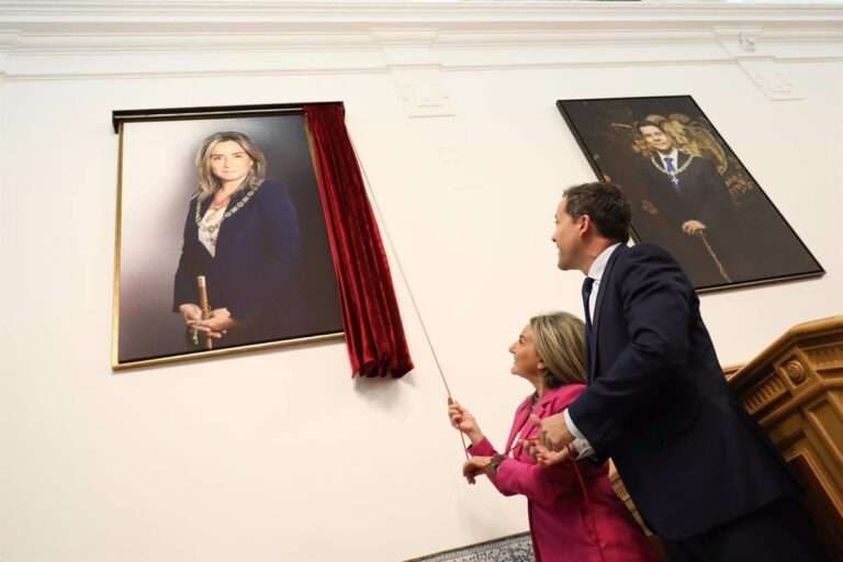 VÍDEO: El retrato "realista" de Milagros Tolón, primera alcaldesa de Toledo entre 2015 y 2023, luce en salón de plenos