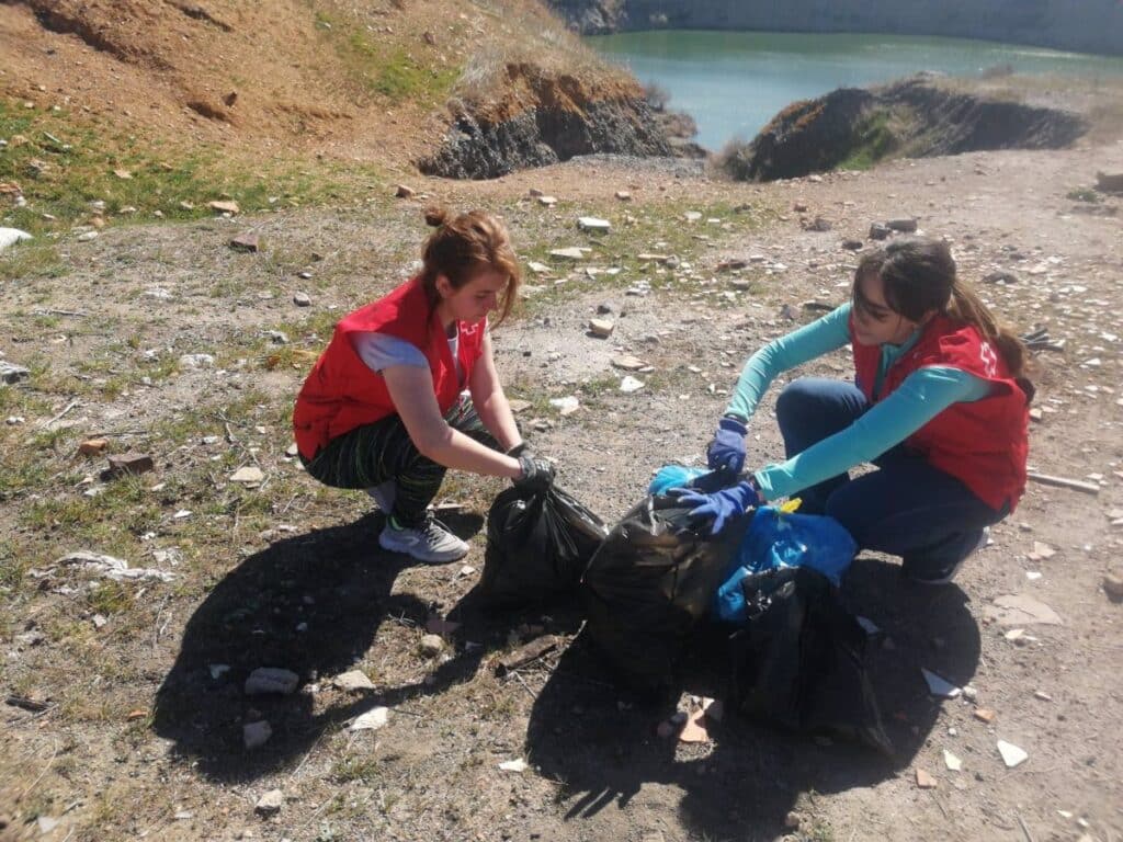 SEO/Birdlife, Ecoembes y Cruz Roja organizan recogidas de basura en varios entornos naturales de C-LM este sábado