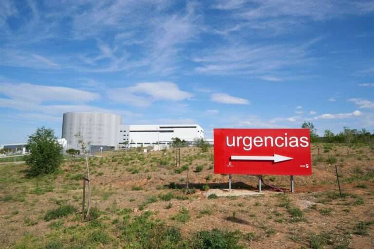 Trasladan a seis personas al hospital tras la colisión frontal de dos turismos en Torrijos (Toledo)