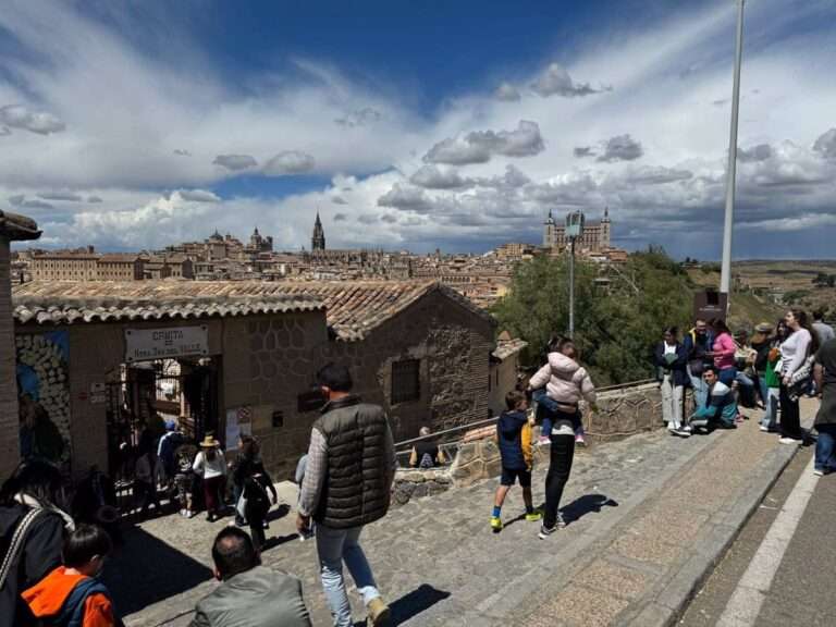 El mal tiempo da una tregua a los toledanos, que vuelven a subir al Valle para disfrutar de su romería más popular
