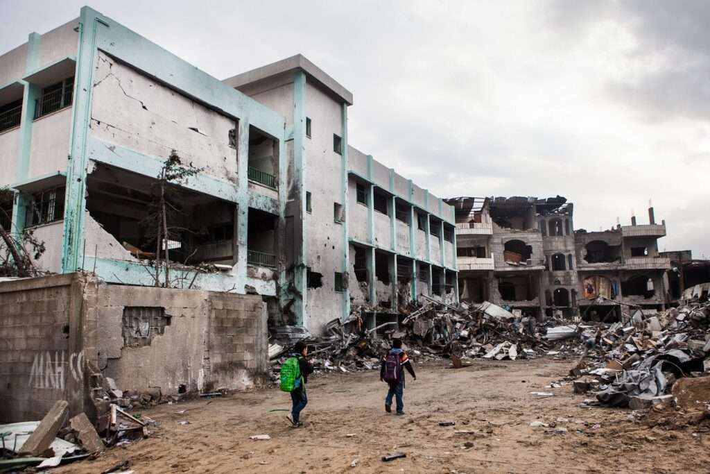 Margarita Robles Denomina como 'Genocidio Real' la Crisis en la Franja de Gaza 2 Escuela de la ONU dañada y dependencias del Ministerio del Interior en la ciudad de Gaza, diciembre de 2012.